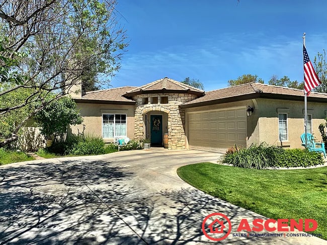 Building Photo - Captivating Home in Olive Dr Area!