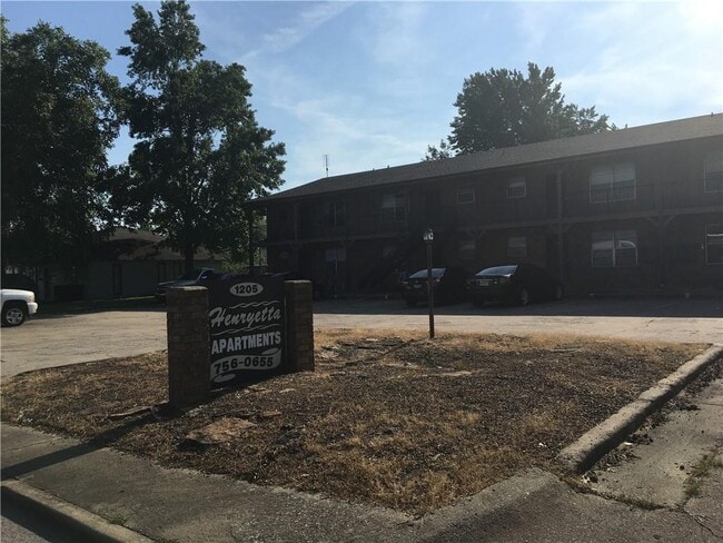 Building Photo - 1203 Henryetta St Unit 5