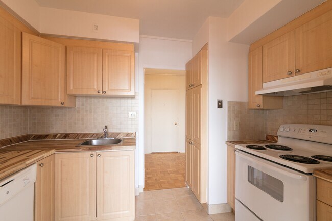 Building Photo - 3555 Chem. de la Côte-des-Neiges Unit 1810