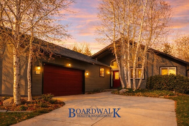 Building Photo - Beautiful 6 Bedroom Home in Sandy!