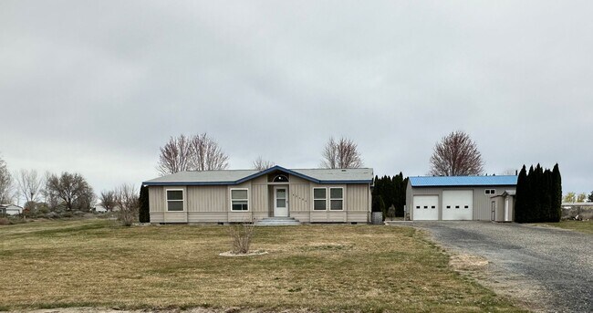 RARE FIND!! Country living with big shop o... - RARE FIND!! Country living with big shop o... House