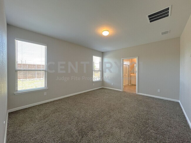 Photo - Crisp and Clean 4/2/2 in Boyd For Rent!