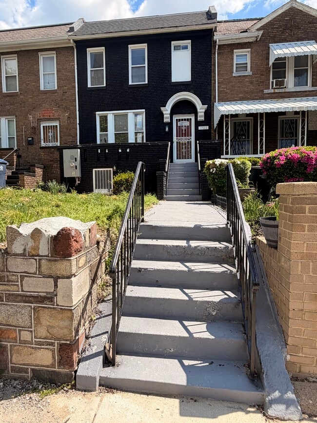 Building Photo - 1711 2nd St NE