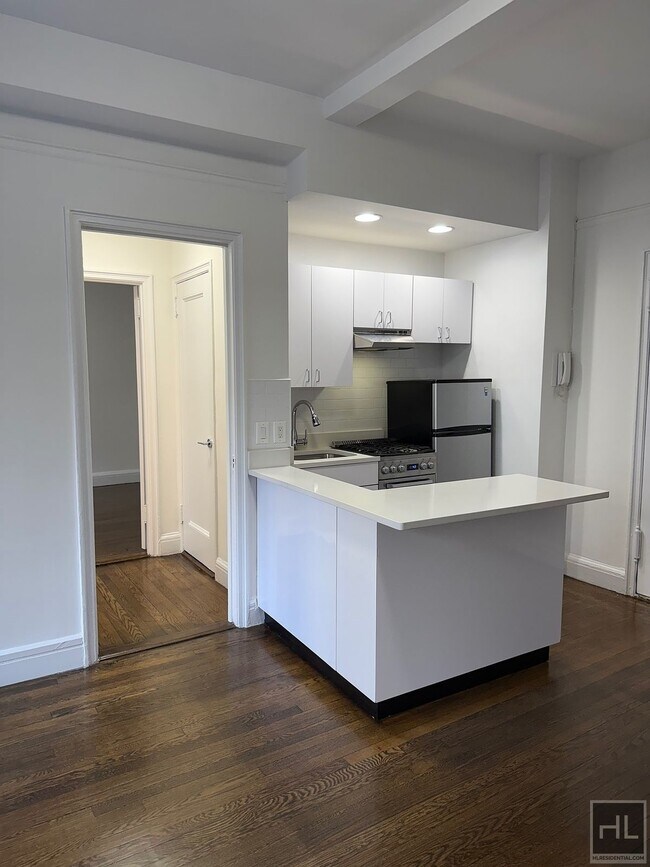 Photo - EAST 46 STREET Unit 9R