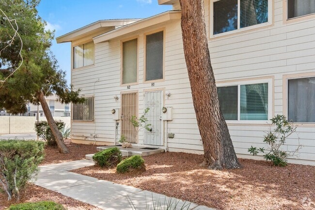 Building Photo - 1 Bedroom Townhouse With Hardwood Flooring...