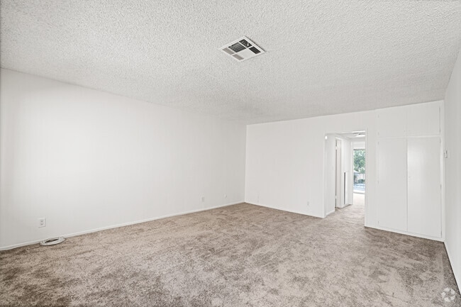 2BR, 2BA - 975SF - Living Room