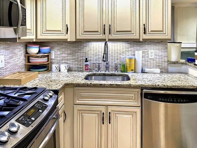Kitchen area, dishwasher. - 328 Garden St Unit 1