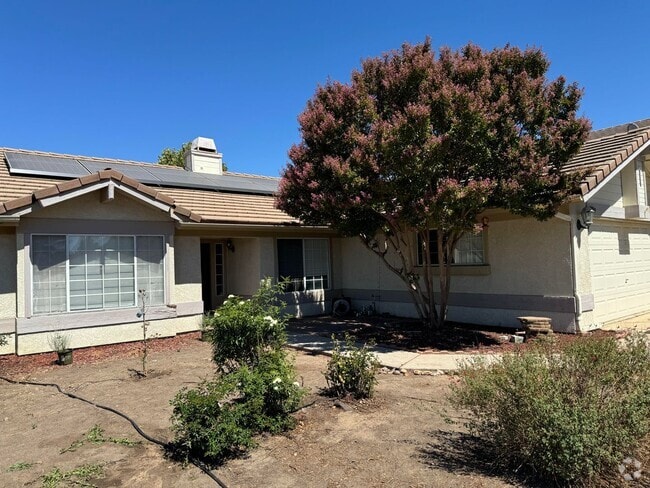 Building Photo - Recently Refreshed Rental