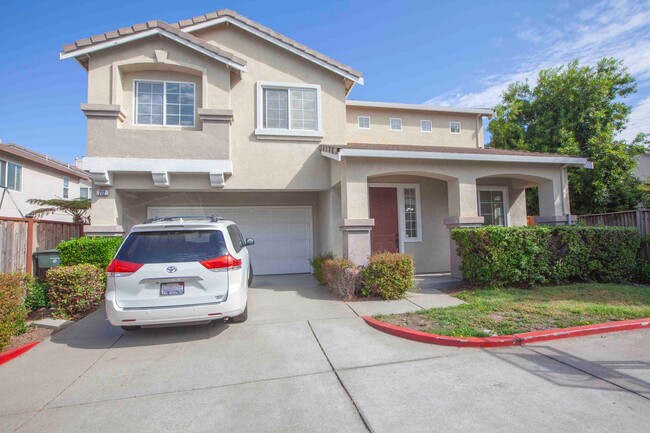 Building Photo - Spacious 5BR/3BA Home with Cathedral Ceili...