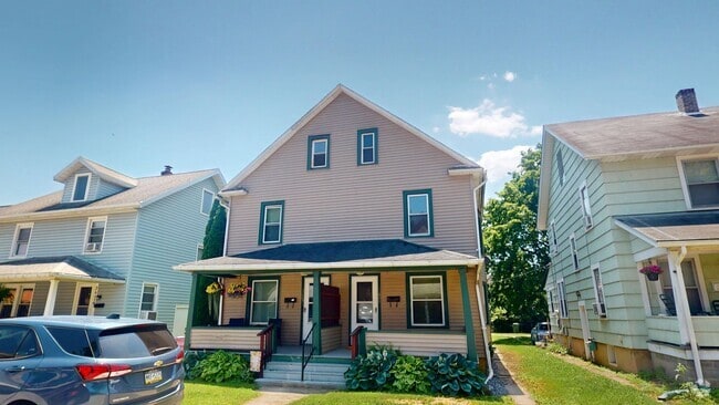 Building Photo - Charming 3 Bedroom Home