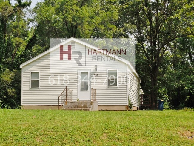 Building Photo - Three Bedroom Home w/ Lots of Closets and Washer/Dryer Hookups!