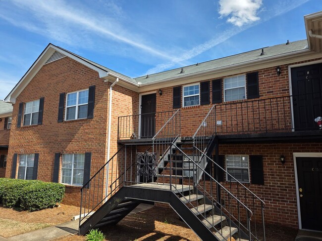 Photo - 2 bedroom close to Five Points!