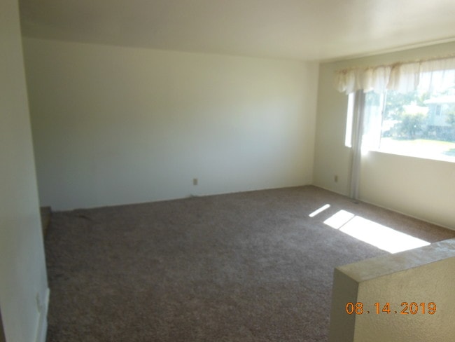 Front room - 5013 Dyer Ln