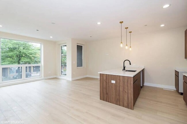 Building Photo - 2 bedroom in Chicago IL 60618 Unit 202 Rental