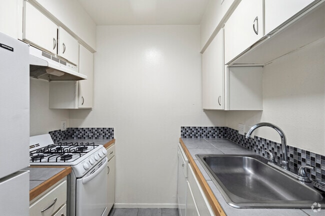 Unit 104 1 BR, 1BA - 550SF
