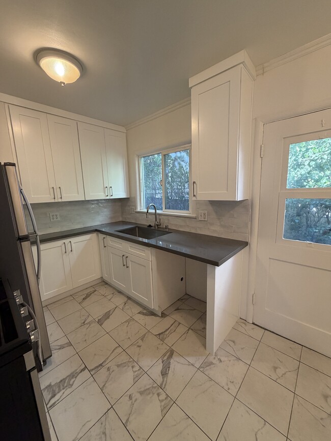 Photo - 143 N Maple St Unidad 143.5