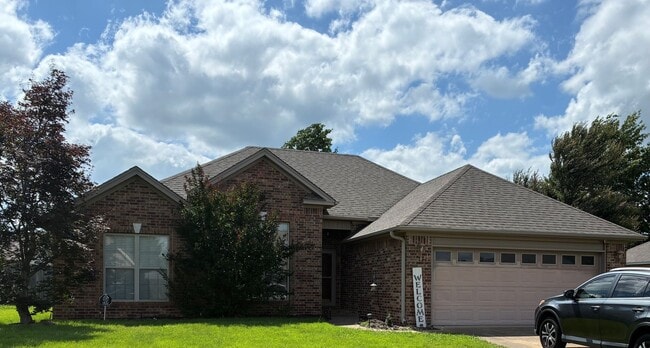 Building Photo - 2217 Daniel Dr
