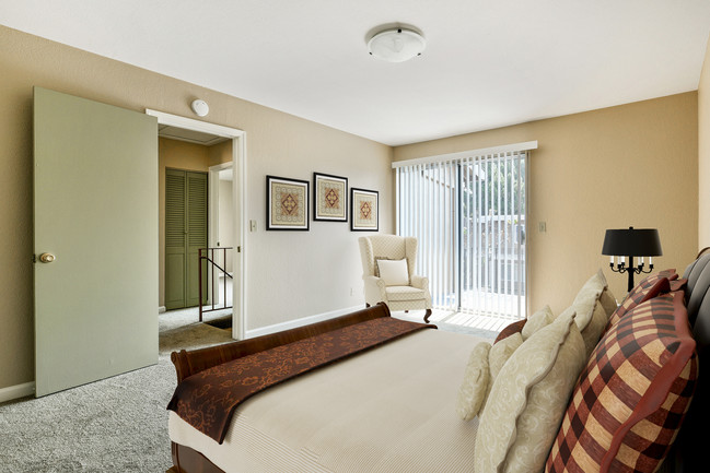 Photo - Town & Country Apartments