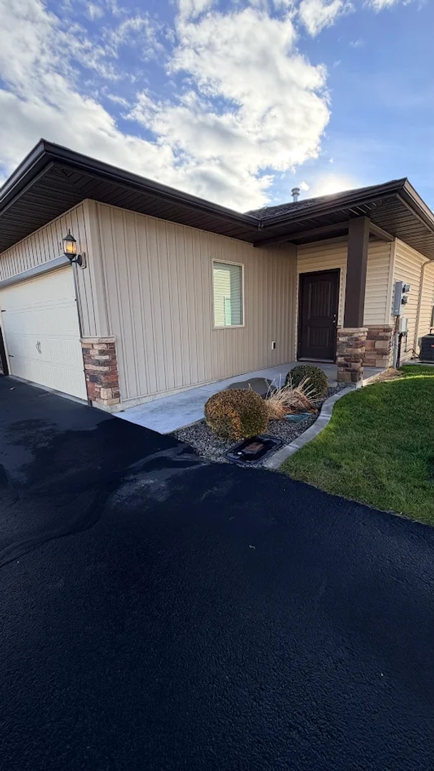 Building Photo - 3bed 2bath duplex, all appliances included, 2 car garage