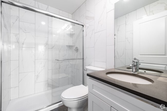 2BR, 2BA - 964SF - Primary Bathroom