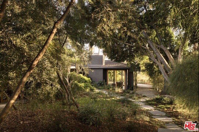 Photo - 1338 Glen Oaks Blvd House