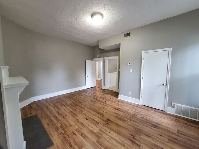 Photo - 925 S Cox St