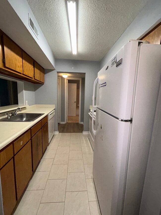 Building Photo - 30 Mathews Dr Unit 304 Tabby walk Rental