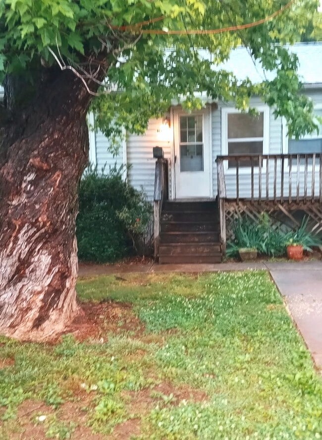 Photo - Oak Ridge 37830 - 2 bedroom 1 bath apartment - Contact Lisa Vineyard or Shannon Russell (865) 216...