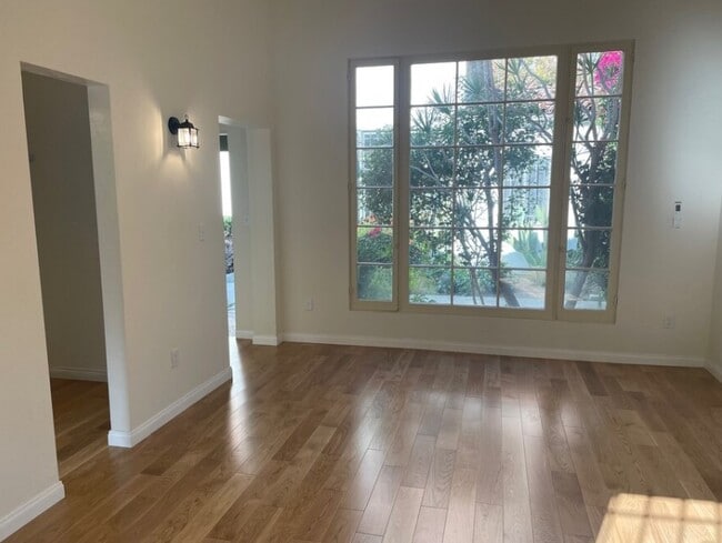 Photo - 1230-1232 N Flores St