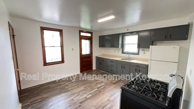Building Photo - 22 Linden St Unit 2nd Floor Rental