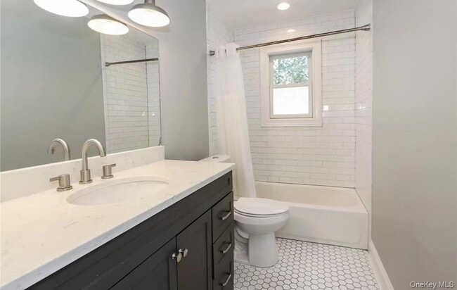 Photo - 335 Gillette St