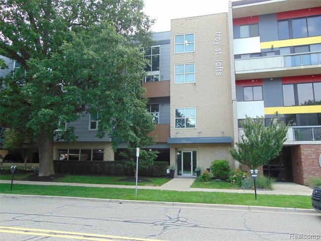 Building Photo - 614 S Troy St Unit 209