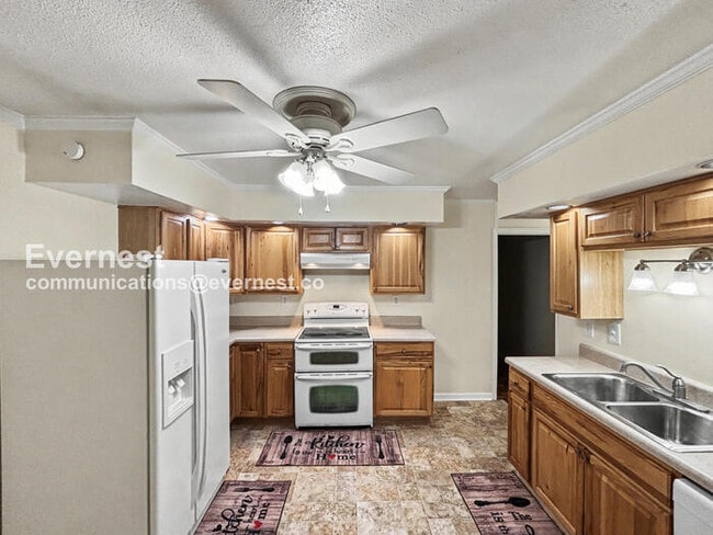 Photo - 3 Bed/2 Bath Home with Off-Street Parking / Pet-Friendly / Available Now!