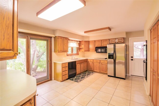 Photo - 395 Statesman Ct