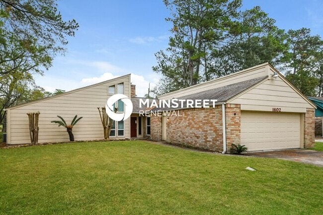 Photo - 4 Bedroom Pet-Friendly Home in Houston, TX with Main Street Renewal