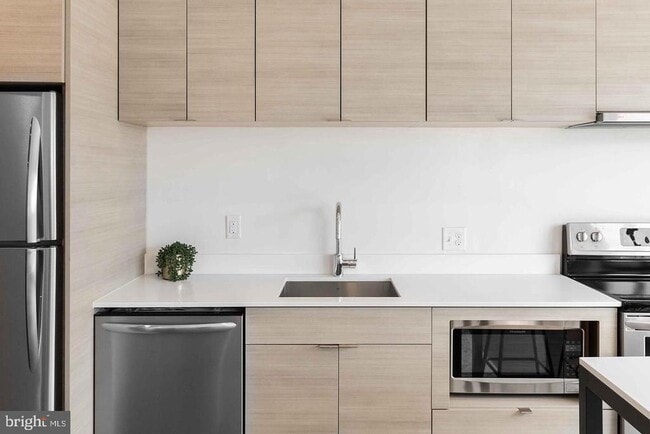 Building Photo - 1550-1511 11th St NW Unit 205