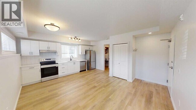 Photo - 10101-10105 105 Ave