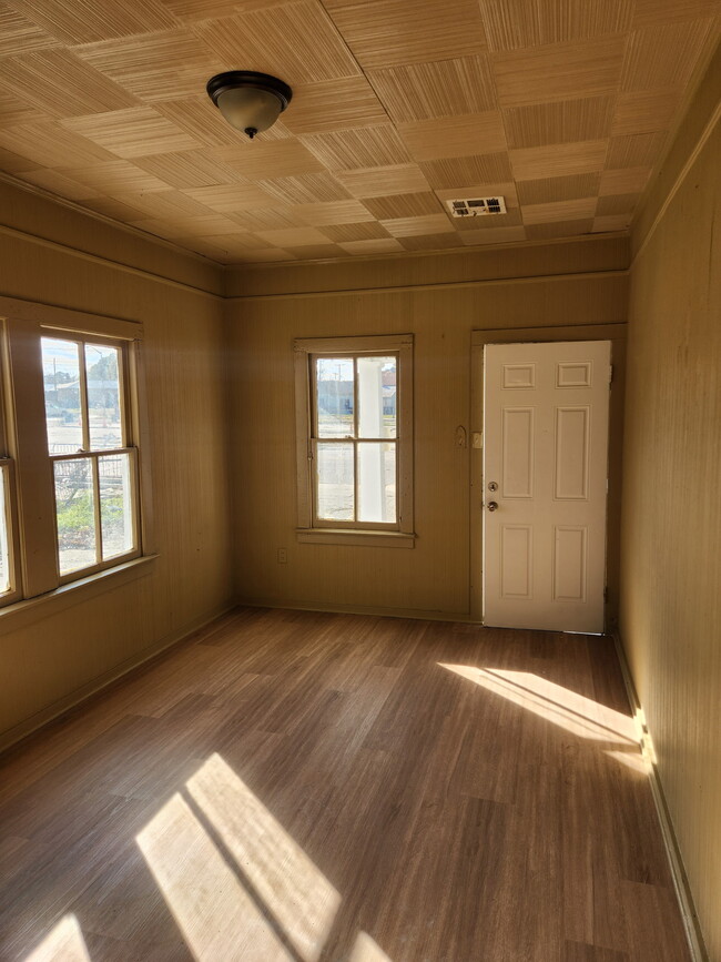 Photo - 1002 La Pl Ave