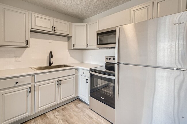 Building Photo - 2102 Carmel Dr Unit 206