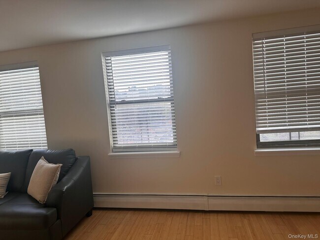 Photo - 415 E 160th St