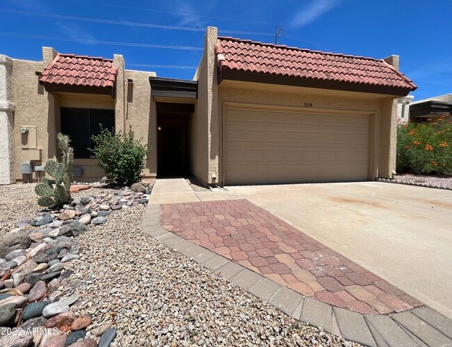 Building Photo - 2534 E Villa Theresa Dr