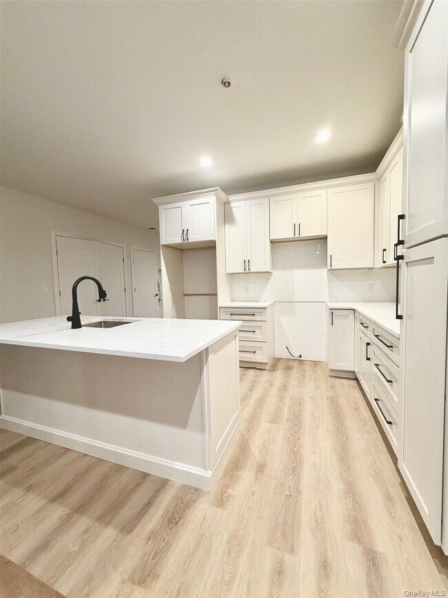 Photo - 905 Oakridge Cmns