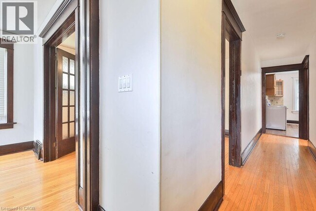 Photo - 311 Queen St S