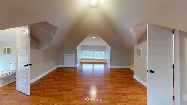 Photo - Spacious 5 Bedroom Home in Burlington - Av...