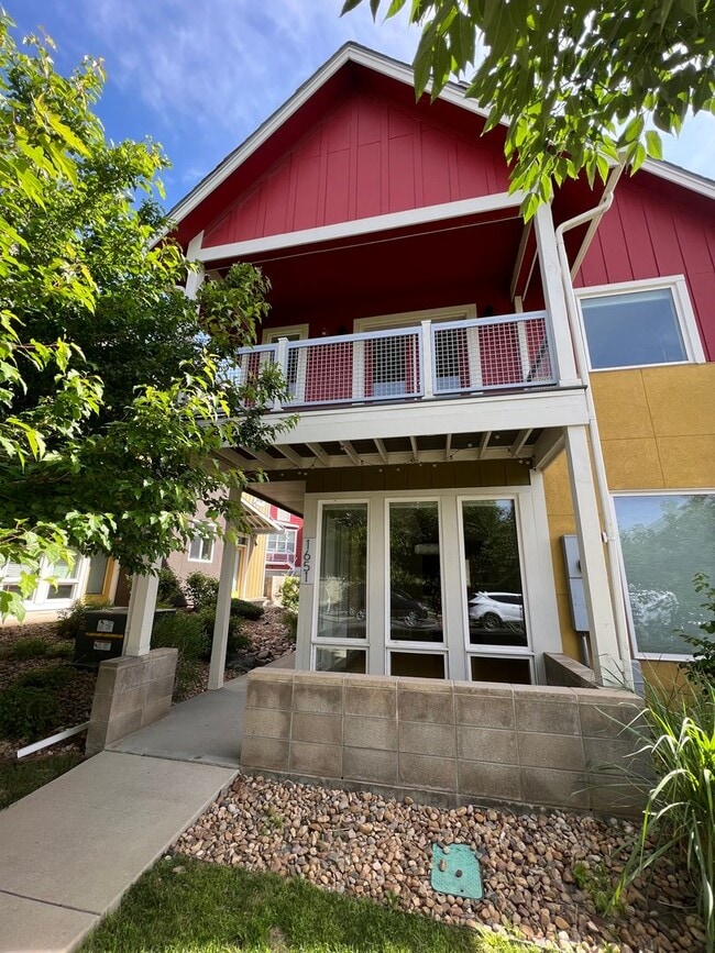 Building Photo - Light filled 3 bed, 3 bath townhome in North Boulder Holiday Neighborhood