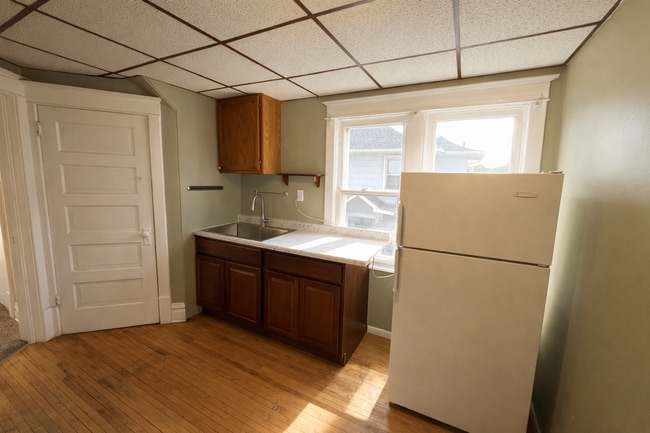 Building Photo - AVAILABLE JUNE - Upper 2 Bed 1 Bath in Billings Park Superior Unit 1826 Missouri Ave - 2