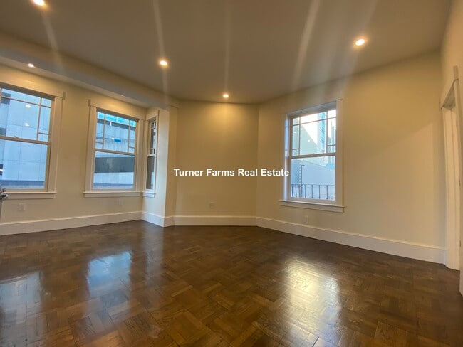 Photo - 261B W Newton St