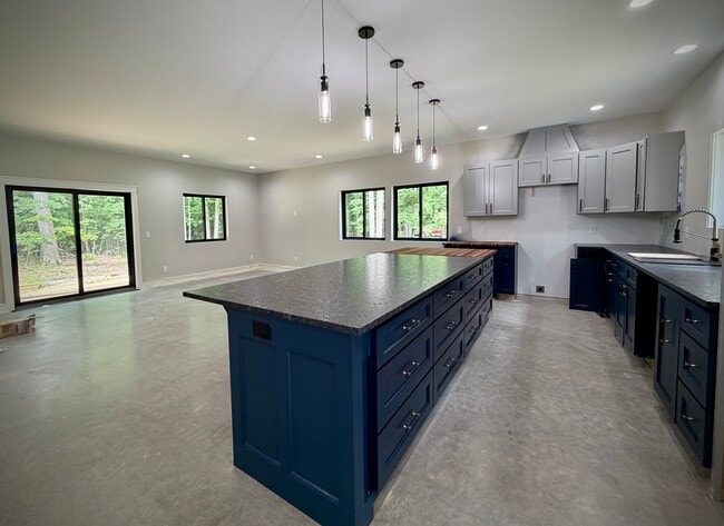 Large island, open concept - 10671 US 31