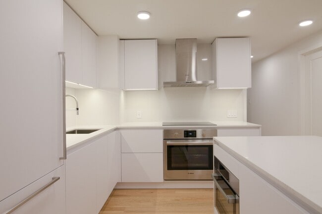 Building Photo - 4800 Maisonneuve Blvd W Unit 323