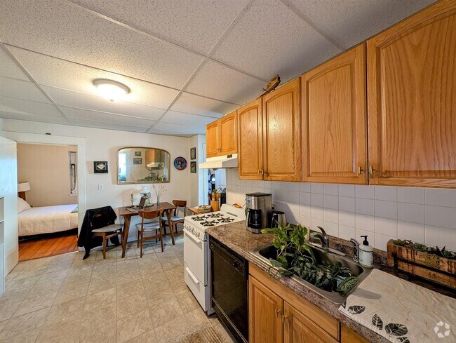 Building Photo - 371 Windsor St Unit 1 Rental